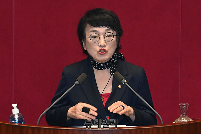 ▲ 김진애 열린민주당 원내대표가 지난 4일 오후 국회 본회의장에서 열린 제380회 국회(임시회) 제8차 본회의에서 부동산 3법 찬성 토론을 하고 있다. ⓒ박성원 기자