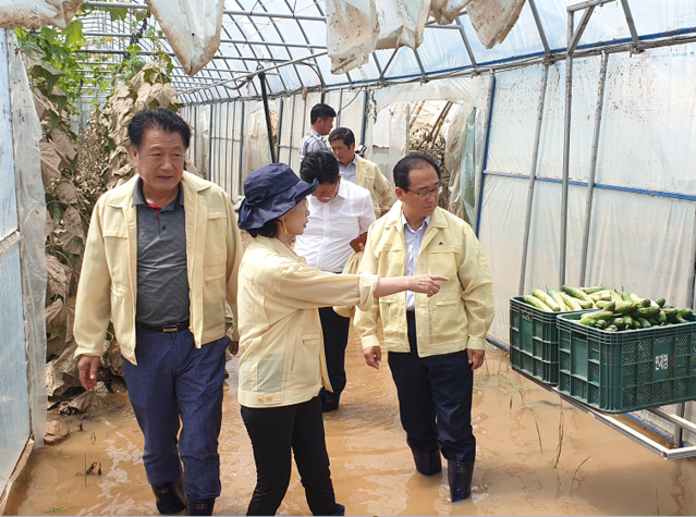 ▲ 김성우 진천군의장(오른쪽)이 5일 집중호우로 수해를 입은 초평면 한 농이농가를 찾아 피해상황을 듣고 있다.ⓒ진천군의회