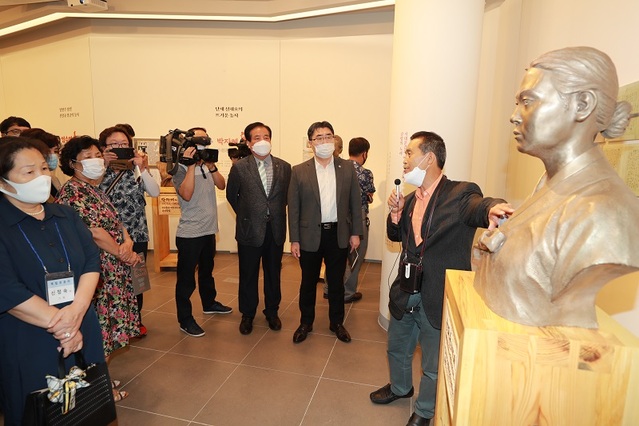 ▲ ‘충북 여성운동가 전시실’이 지난 3일 코로나19 예방을 위해 온라인으로 개소를 알렸다.ⓒ충북도