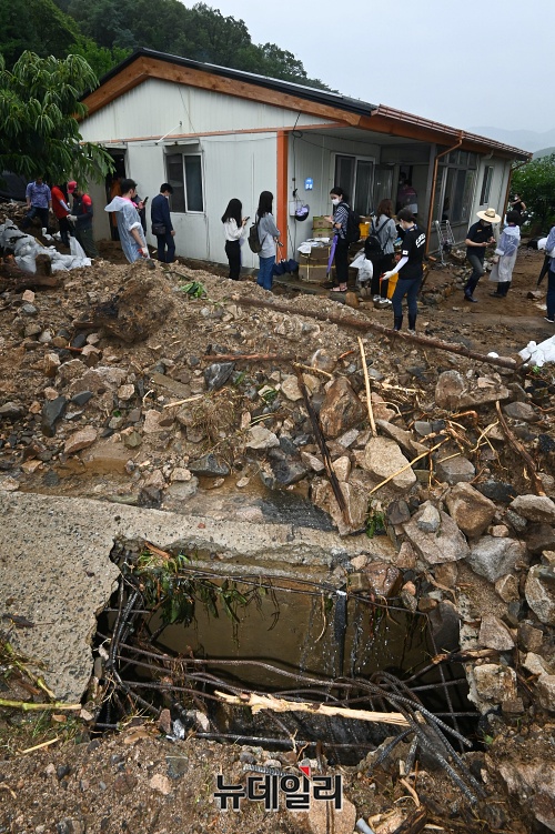 ▲ 폭우로 인해 산사태가 발생한 충북 충주 엄정면 비석마을 모습. ⓒ권창회 기자