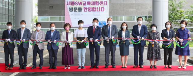 ▲ 세종교육원이 5일 원내에서 최교진 세종시교육감, 세종시청 경제부시장, 세종시의원, 교직원 등 80여 명이 참석한 가운데 세종SW교육체험센터 개소식을 가졌다.ⓒ세종교육원