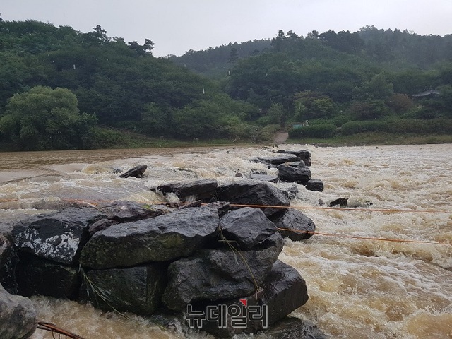 ▲ 일부 모습을 드러낸 진천 농다리.ⓒ장동열 기자