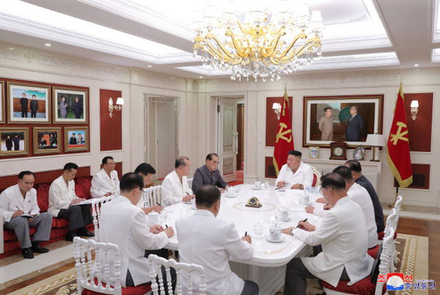 ▲ 김정은이 노동당 정무국 회의를 주재하고 있다. ⓒ연합뉴스. 무단전재 및 재배포 금지.