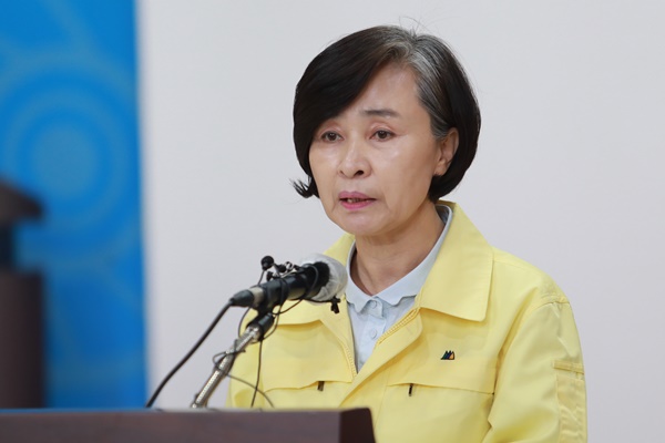 ▲ 전정애 충북도 보건복지국장이 도청 브리핑룸에서 코로나19 확진자 발생과 관련한 브리핑을 하고 있다.ⓒ충북도