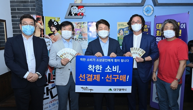 ▲ 행사에 참석한 권영진 대구시장은 지역의 문화공연산업 전반의 소비 진작을 위해 공연 입장권을 선결재·선구매하고 대구국제힐링공연예술제 참가작인 연극 ‘그녀가 산다’를 관람했다.ⓒ대구시