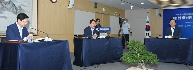 ▲ 지난 5일 경남도청 도정 회의실에서 열린 ‘제1회 영남권 미래발전협의회’에서 권영진 시장(왼쪽 두번째)가 인사말을 하고 있다.ⓒ대구시