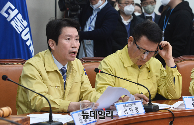 ▲ 지난 3월 총선을 앞두고 열린 선거대책연석회의 당시 이인영 통일부 장관과 송영길 의원. ⓒ뉴데일리 DB.