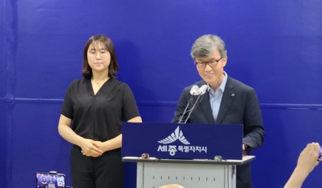 ▲ 김성수 문화체육관광국장이 6일 정례브리핑을 통해 ‘미래를 여는 평생학습도시’라는 비전을 바탕으로 평생교육 사업을 추진하고 있다고 밝히고 있다.ⓒ세종시