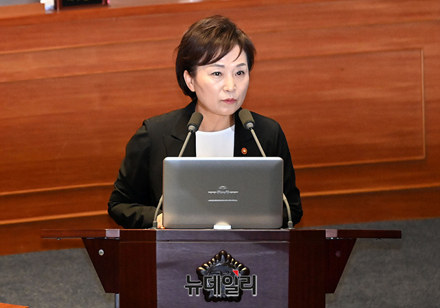 ▲ 김현미 국토교통부 장관이 지난달 23일 오후 국회 본회의장에서 열린 제380회국회(임시회) 제5차 본회의 경제 분야 대정부질문에서 의원들의 질의에 답하고 있다. ⓒ박성원 기자