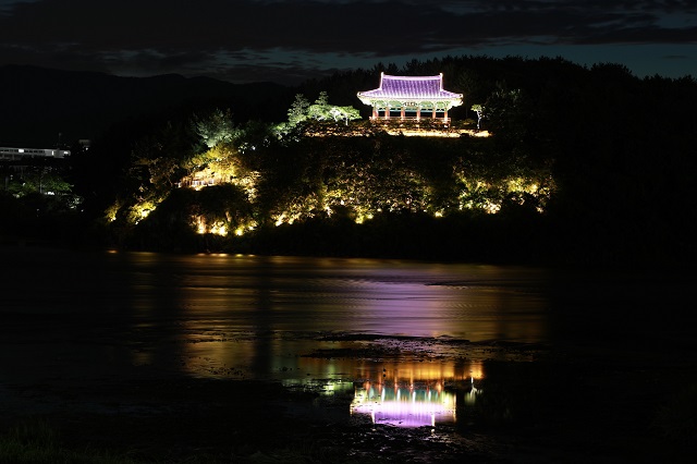▲ 경주시는 ‘형산강 8경’ 금장대 뷰포인트를 완성했다.ⓒ경주시