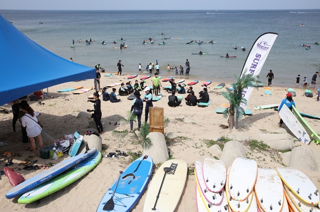 ▲ 관광객들이 포항영일대해수욕장에서 서핑을 즐기고 있다.ⓒ포항시