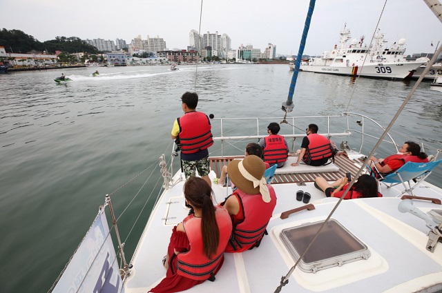 ▲ 포항을 찾아온 관광객들이 요트 체험을 하고 있다.ⓒ포항시