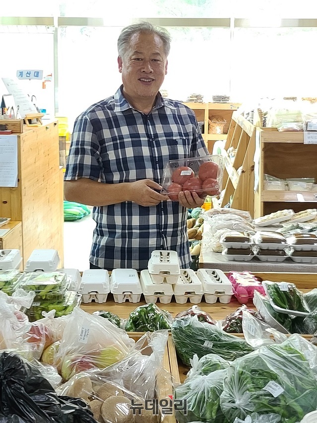 ▲ 도정선 낭성로컬푸드 운영위원장이 매장에서 상품을 들어보이며 낭성에서 생산된 농산물의 우수성을 자랑하고 있다.ⓒ김정원 기자
