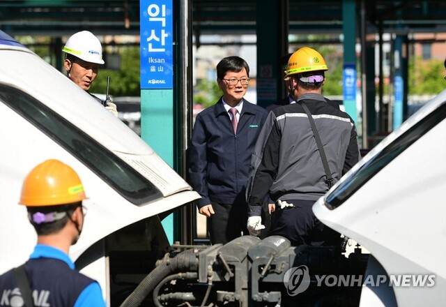 ▲ 익산역에서 복합열차 점검하는 손병석 코레일 사장.ⓒ연합뉴스