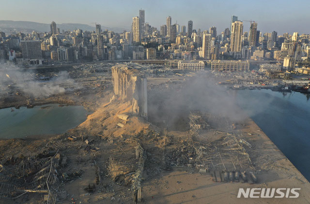 ▲ 베이루트 대폭발 폭심지 주변을 드론으로 찍은 사진. ⓒ뉴시스 AP. 무단전재 및 재배포 금지.