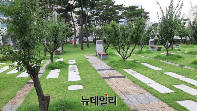 ▲ 6일 낮 세종시청 주변에 설치된 쉼터가 찾는 사람이 없어 한산하고 적막하기만 하다.ⓒ김동식 기자