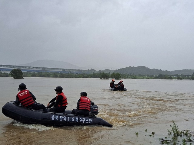 ▲ 충주에서 실종된 소방관을 찾기 위해 수색작업을 하고 있는 구조대원들.ⓒ충북소방본부