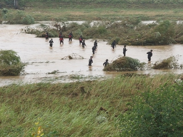 ▲ 충북 음성 청미천에서 실종자 수색작업을 하고 있는 구조대원들.ⓒ충북도 소방본부