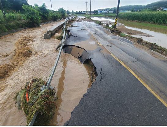 ▲ 집중호우로 도로가 망가진 충북 충주시 산척면 한 도로.(자료사진)ⓒ충주시