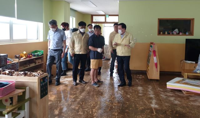 ▲ 김지철 충남교육감이 7일 교육청 관계자들과 아산시 소재 송남초 피해 현장을 둘러보고 복구 지원을 논의하고 있다.ⓒ충남교육청