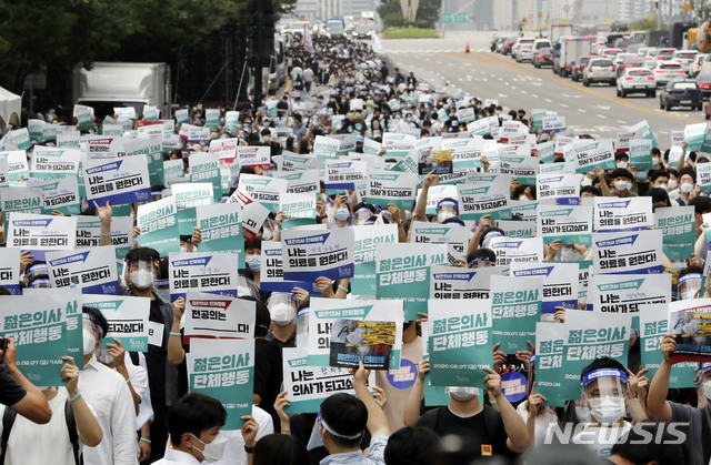 ▲ 7일 파업에 참여한 전공의들이 여의도공원에서 '젊은의사 단체행동'을 진행 중이다. ⓒ뉴시스