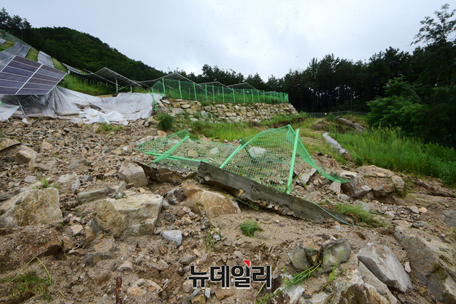 ▲ 지난 6일 오후 강원 철원군 근남면 태양광 발전소가 비로 인한 산사태 피해로 무너져 있는 모습. ⓒ이종현 기자