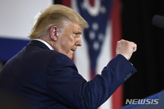 ▲ [클라이드=AP/뉴시스] 도널드 트럼프 미국 대통령이 6일(현지시간) 미 오하이오주 클라이드의 월풀 코퍼레이션을 방문해 연설을 마치며 주먹을 쥐고 있다.ⓒ뉴시스