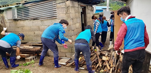 ▲ 괴산군 공무원들이 7일 집중호우로 수해를 입은 제천 봉양읍을 찾아 복구작업을 하고 있다.ⓒ괴산군