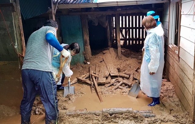 ▲ 7일 제천 봉양읍 수해 주택에서 복구작업을 하고 있는 괴산군 공무원들.ⓒ괴산군