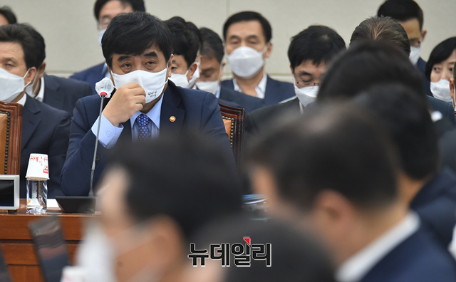 ▲ 한상혁 방송통신위원회 위원장이 지난달 28일 오전 국회에서 열린 과학기술정보방송통신위원회 전체회의에 참석해 여당 의원들을 바라보고 있다.ⓒ이종현 기자