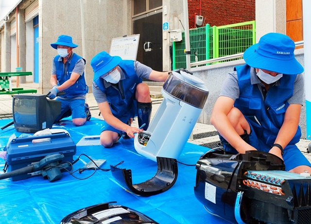▲ 삼성전자서비스가 집중호우로 피해를 입은 경기도 연천군을 찾아 침수 제품 세척 및 무상점검 등 특별 서비스를 제공하고 있는 모습. ⓒ삼성전자서비스
