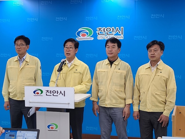 ▲ 양승조 충남도지사가 7일 오후 천안시청 브리핑룸에서 기자회견을 갖고 있다. 양 지사의 기자회견에 더불어민주당 문진석 의원(천안갑) 등이 배석했다.ⓒ김정원 기자