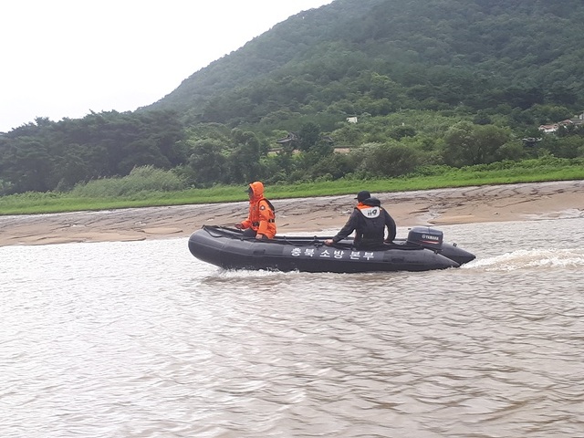 ▲ 카누를 타다 실종된 50대를 수색하고 있는 구조대원들.ⓒ충북소방본부
