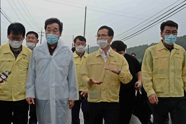 ▲ 조병옥 음성군수(오른쪽서 세번째)가 더불어민주당 이낙연 의원과 지역 수해현장을 들러보고 있다.ⓒ음성군