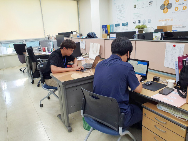 ▲ 한국한의약진흥원에서 인턴으로 일하고 있는 대구대 K-PACE센터 학생 사진.ⓒ대구대