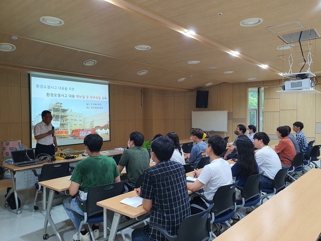 ▲ 구미시는 최근 구미산단 내 사업장 화학사고 발생 등 크고 작은 환경오염사고가 빈번한 시기에 신속한 대응을 위해 지난 6일 유해화학물질유출사고 현장조치 및 대규모 수질오염사고 현장조치 행동매뉴얼에 대한 직원 교육을 실시했다.ⓒ구미시