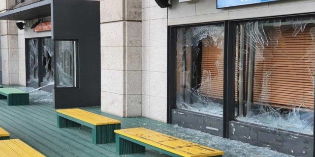 ▲ 파손된 KBS 본관 라디오 스튜디오 외벽 유리창. ⓒKBS공영노조 제공