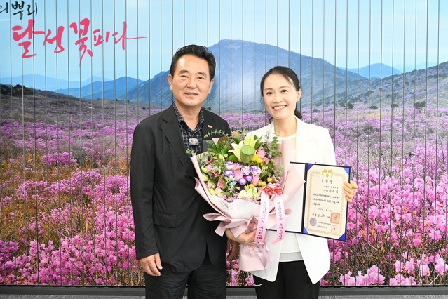 ▲ 김문오 달성군수는 지난 5일 달성군청 군수실에서 (사)정인사회복지회 이무희 사무국장에게 사회적경제 활성화 유공 대통령 표창을 전수했다.ⓒ달성군
