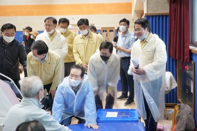 ▲ 충남 아산 신리초등학교 이재민 임시대피시설을 찾은 정세균 국무총리가 이재민들을 위로 하고 있다. 정 총리의 아산 방문에는 양승조 충남도지사와 오세현 아산시장이 수행했다.ⓒ아산시