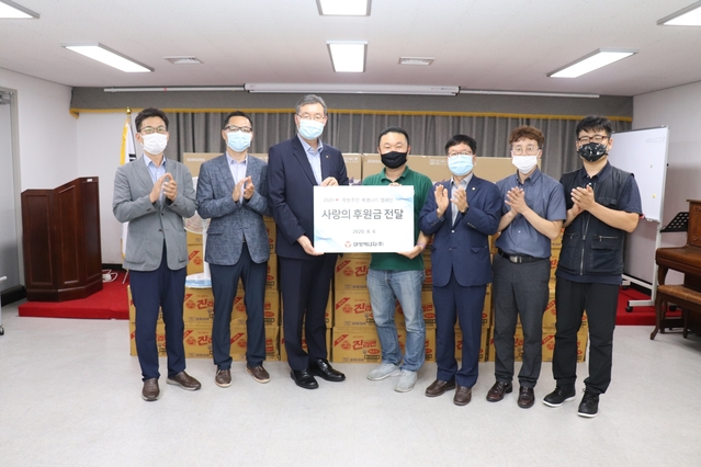 ▲ 대성에너지는 지난 6일 대구 중구 서성로에 위치한 대구 쪽방상담소 ‘행복나눔의 집’을 찾아 ‘2020년 쪽방 폭염나기 캠페인’에 후원금을 기탁했다.ⓒ대성에너지