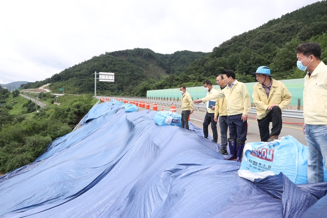 ▲ 성주군은 연일 지속되는 집중호우에 군민의 안전과 피해 최소화를 위해 총력 대응을 하고 있는 중이다.ⓒ성주군