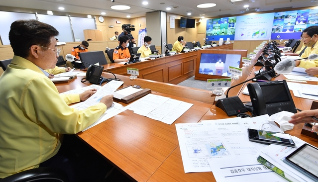 ▲ 7일 긴급 점검회의에서 이철우 도지사는 실·국장과 시장·군수 영상회의를 주재하며 도 및 시군의 집중호우 대처상황에 대해 집중 점검했다.ⓒ경북도