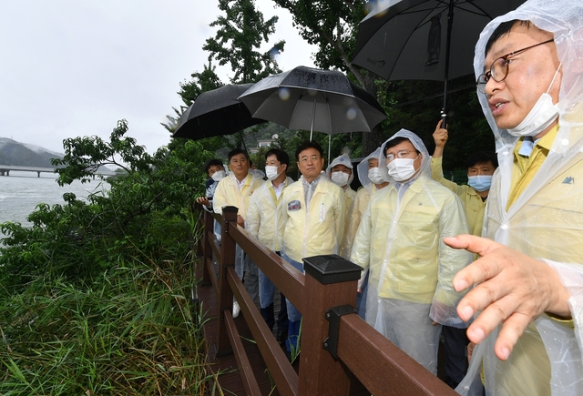 ▲ 이 지사는 8일에는 집중호우로 수위조절을 위해 수문을 개방한 안동댐을 찾아 방류현장 점검하고 수문 방류로 댐 하류지역에 피해가 발생하는 일이 없도록 만전을 기해 줄 것을 당부했다.ⓒ경북도