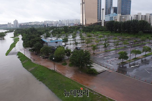 ▲ 호우경보가 발효된 9일 오후 서울 한강공원 일대. 50여일 가까운 기록적인 장마에 전국 곳곳에 물난리가 속출했지만 4대강 정비가 이뤄진 곳은 비교적 피해가 적은 것으로 나타났다.(사진=박성원 사진기자)