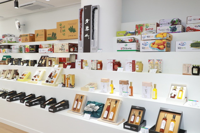 ▲ 예천군(군수 김학동)은 민족 최대 명절인 추석을 맞아 9월 30일 까지 ‘예천장터’를 통해 농산물 특별 판매행사를 진행한다. 사진은 농특산물 홍보관.ⓒ예천군