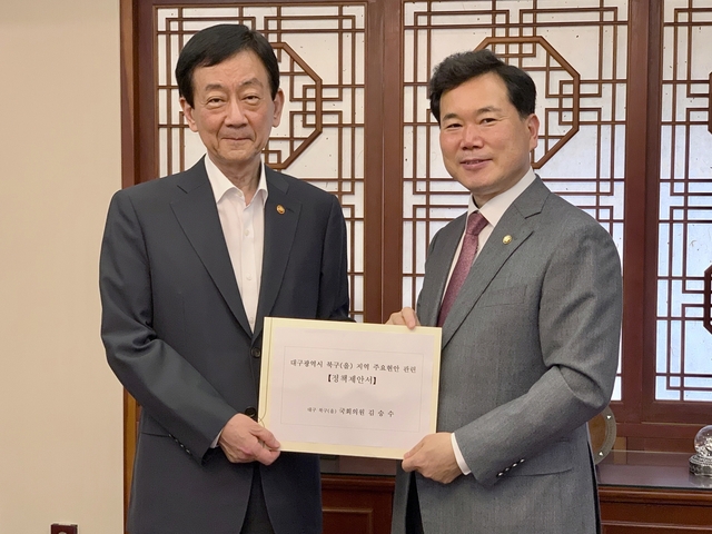 ▲ 김승수 의원(오른쪽) 진영 행정안전부장관을 직접 찾아가 사업 필요성을 강조했다.ⓒ김 의원측