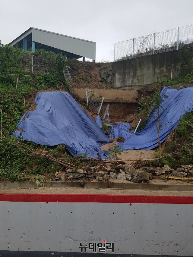 ▲ 지난 5일 집중호우로 산사태가 발생한 한화큐셀 금왕공장.ⓒ장동열 기자