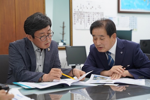 ▲ 지난달 기획재정부를 방문해 안도걸 예산실장에게 지역현안을 설명하고 있는 송기섭 진천군수.(오른쪽)ⓒ진천군