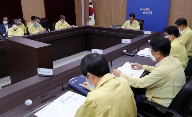 ▲ 이시종 충북도지사가 10일 도청에서 간부회의를 주재하고 용담댐방류로 인한 침수피해 등을 논의하고 있다.ⓒ충북도