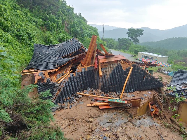 ▲ 집중호우에 따른 산사태로 건물이 폭삭 주저앉은 단양지역 한 사찰.ⓒ엄태영 의원실